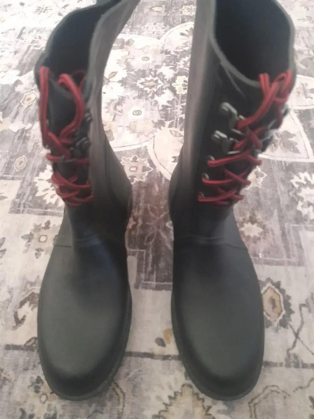 MERONA BLACK BOOTS WITH RED SHOE LACES SIZE 8